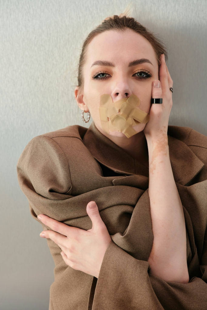 Frau mit zugeklebt Mund