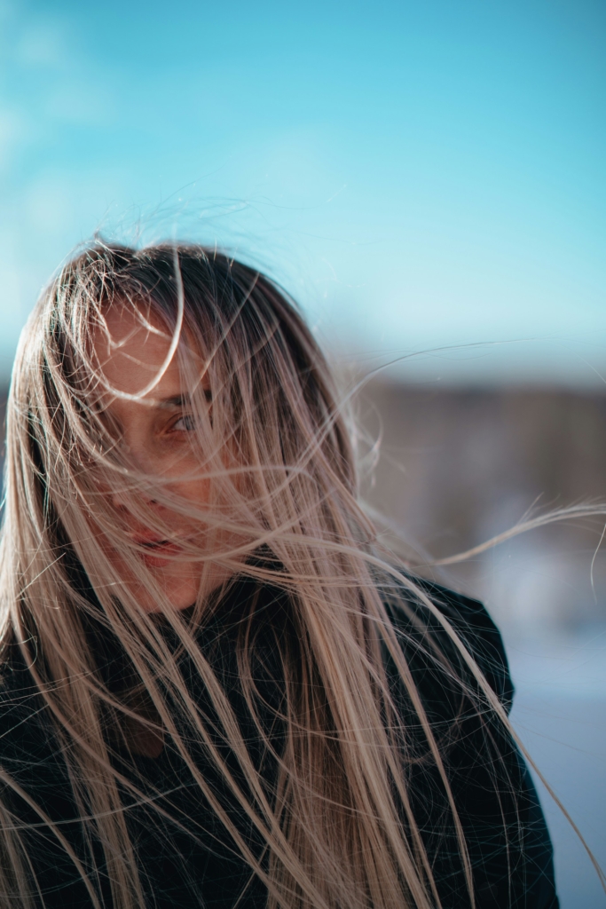 Nő haját fújja a szél