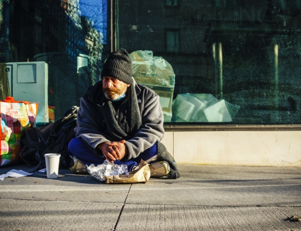 Etikus dolog cigarettát adni egy hajléktalannak?