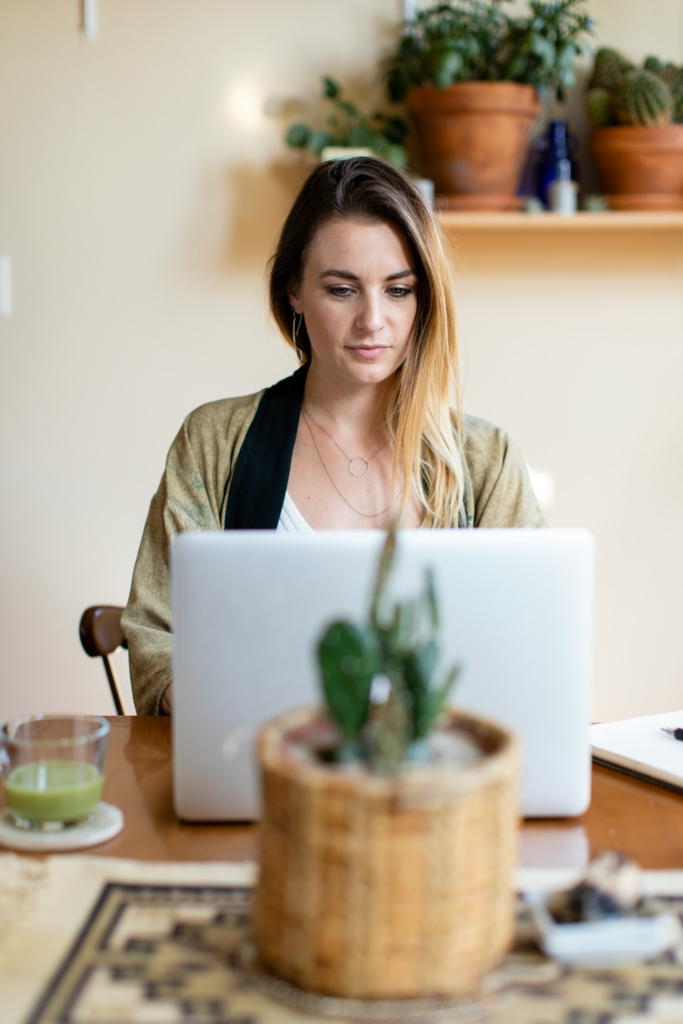 Mujer trabajando desde casa en su laptop