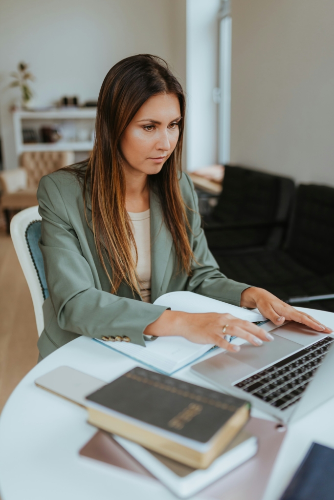 Mujer concentrada trabajando en su laptop
