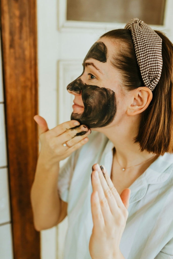 Nő agyagmaszkot ken az arcára