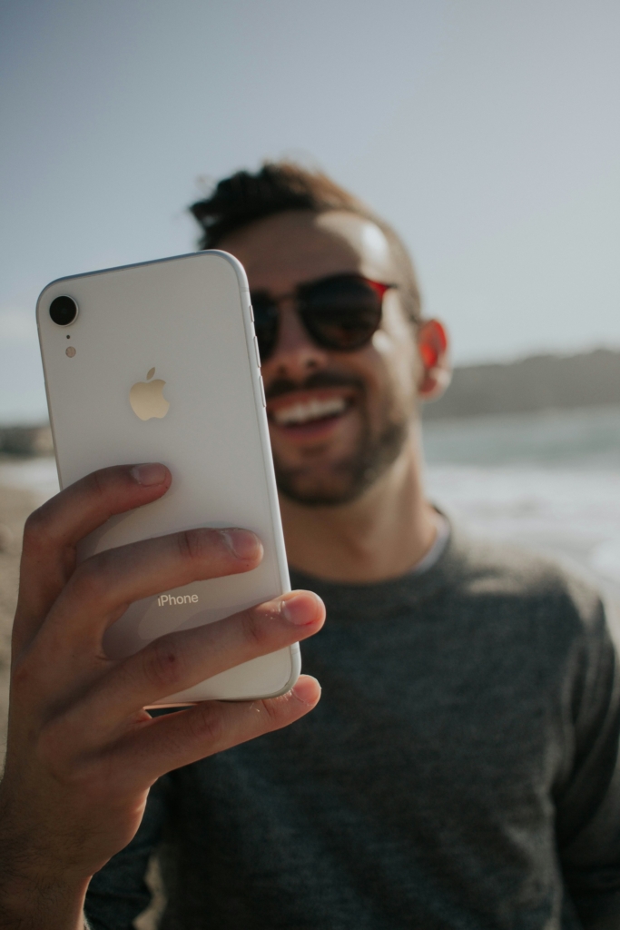 Férfi iPhone-nal a kezében