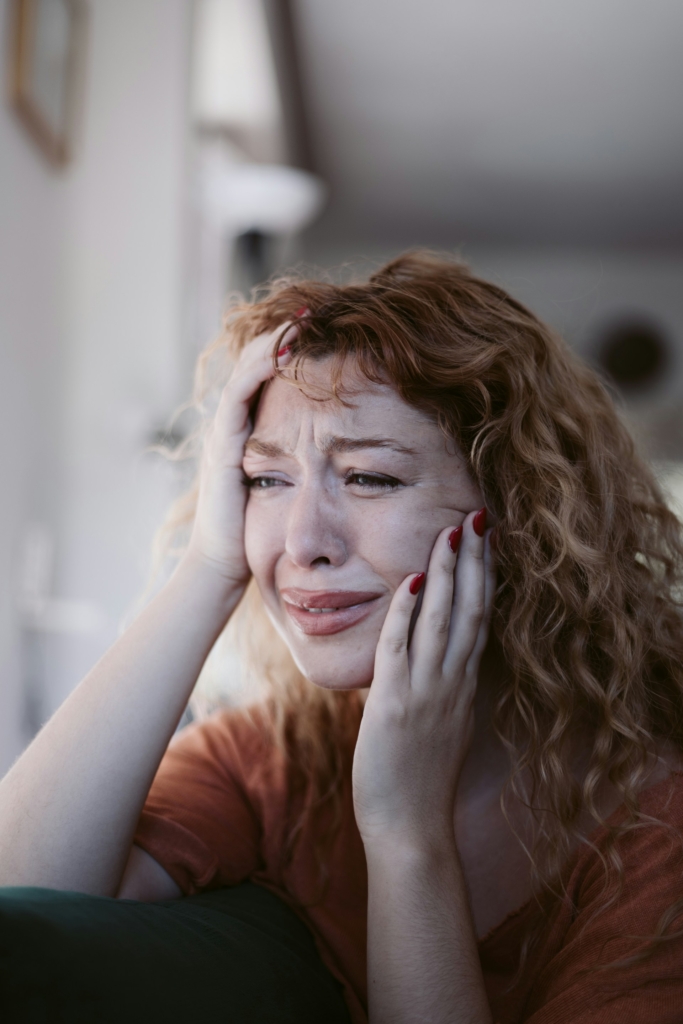 Vörös hajú nő sír