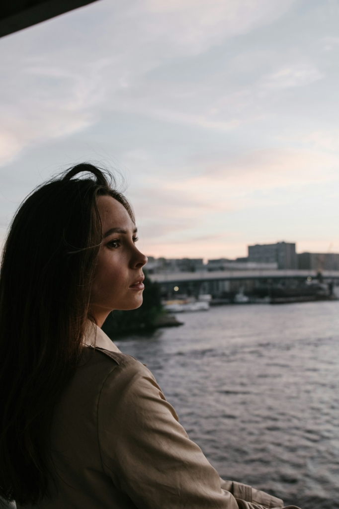 Nő egy hídon áll és nézi a tájat