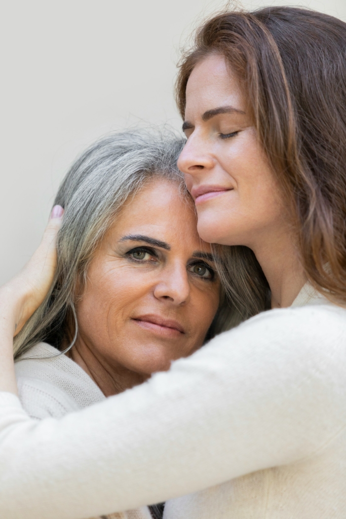 Anya átöleli idősödő anyját