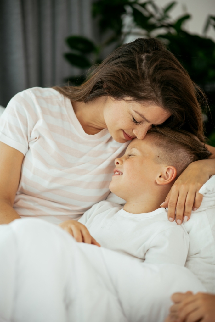 Anya és fia összebújva