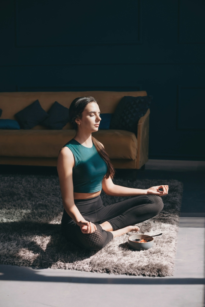 Nő reggel meditál