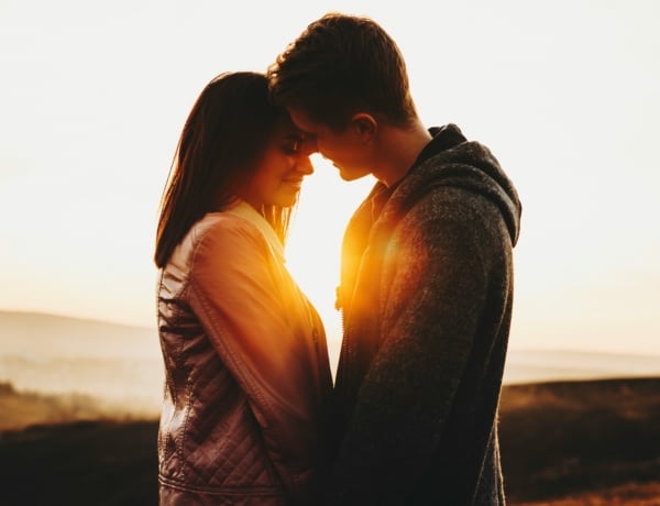 „Olyan férjet válassz, aki jobban szeret téged, mint te őt” – Feleségek tanácsai szingliknek a házasságról