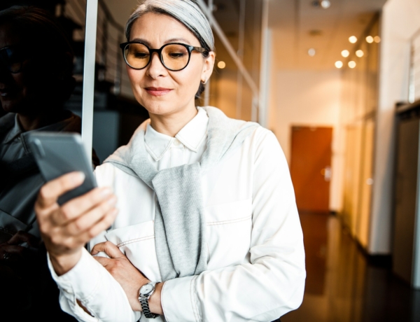 „Kölcsönkért több milliót, aztán szó nélkül eltűnt.” A férfiak új prédája az 55 év feletti szingli nők