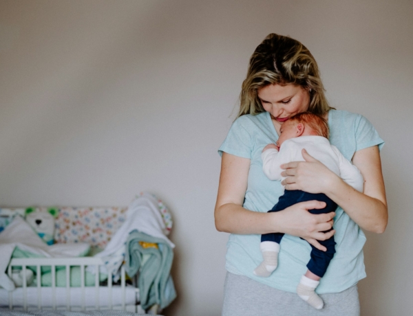 „Sosem hagynám, hogy vele ez történjen” Így tépheti fel az anyává válás a gyerekkori sebeinket