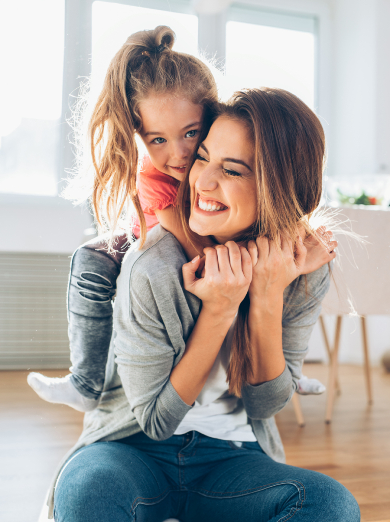 Anyuka a hátán viszi a kislányát