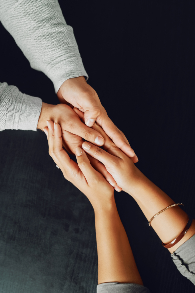 Két kéz fogja egymást