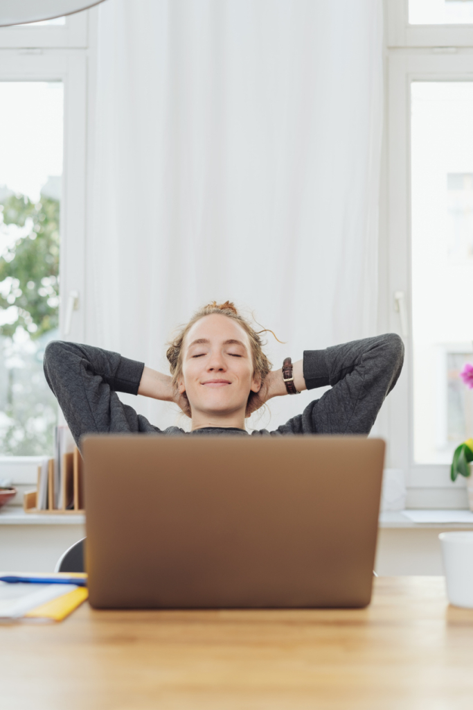 Nő lazít munka közben