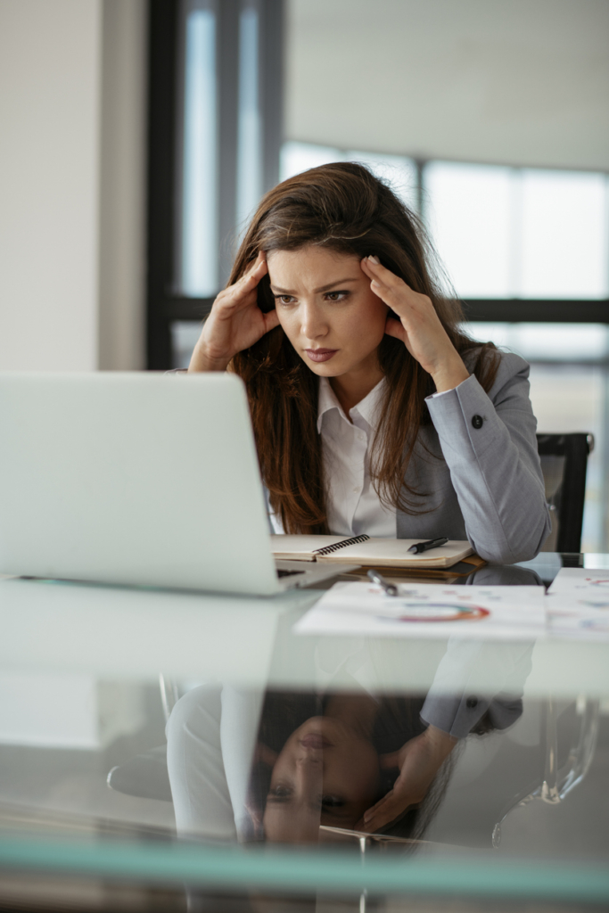 Nő stresszes a munkában