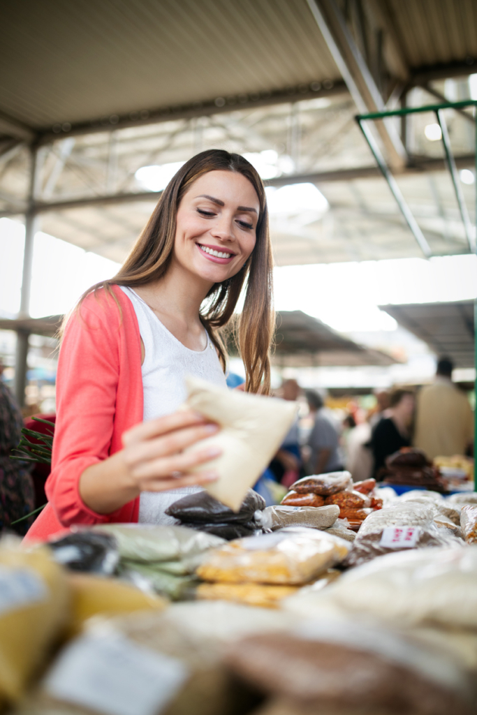 Nő egy piacon fűszereket vásárol