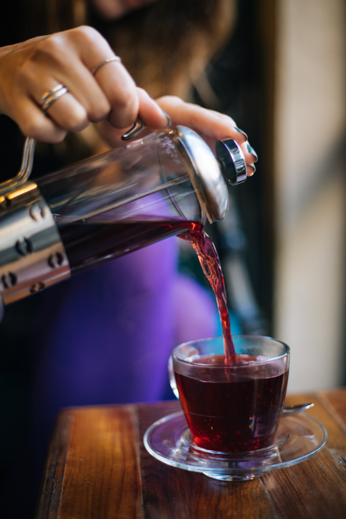 Nő teát tölt egy csészébe