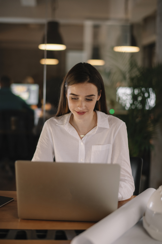 Fiatal nő munka közben