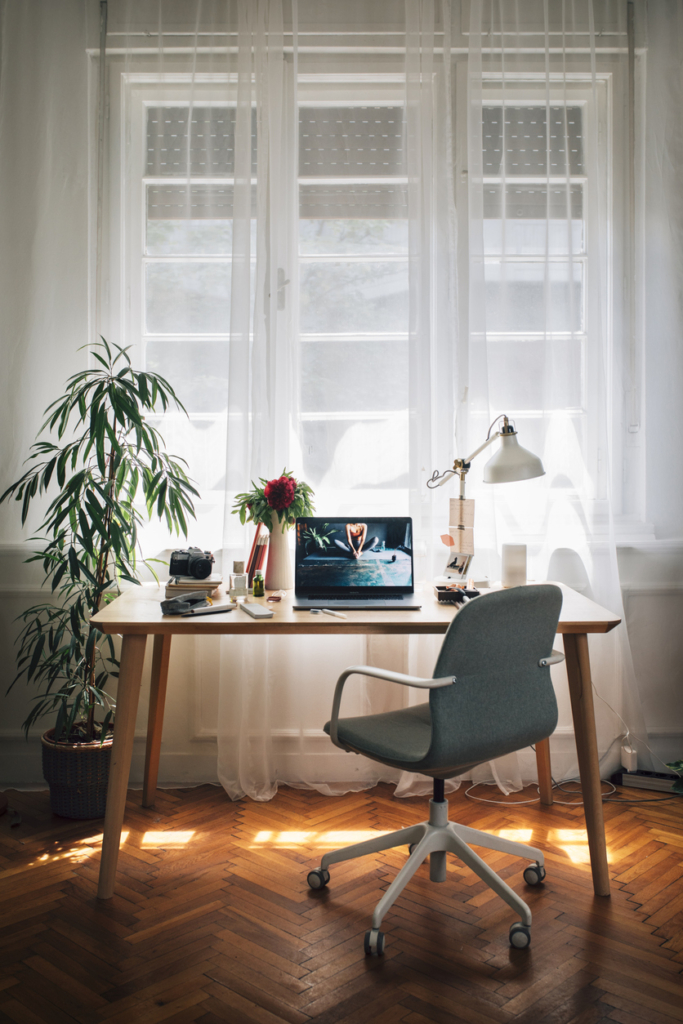 Homeoffice-Schreibtisch am Fenster