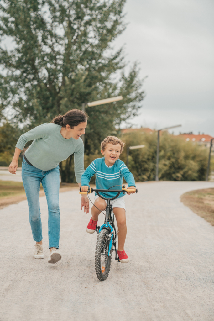 Anya biciklizni tanítja a fiát