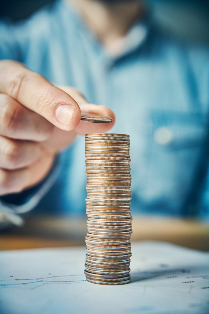 Férfi aprópénzt rak egymásra