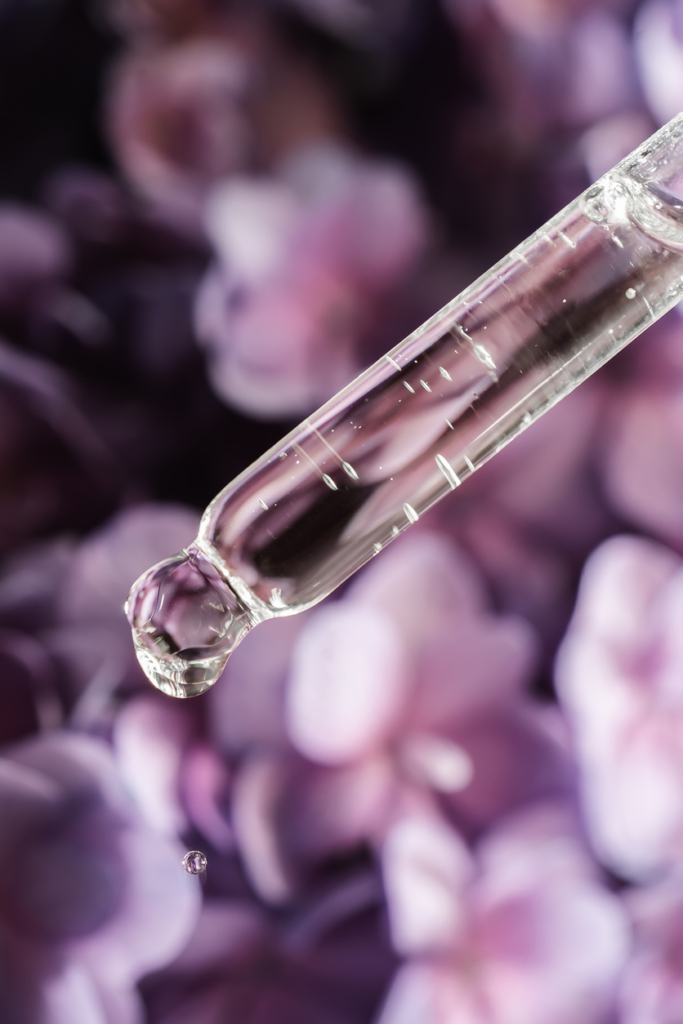 NIacinamid szérum egy pipetta végén