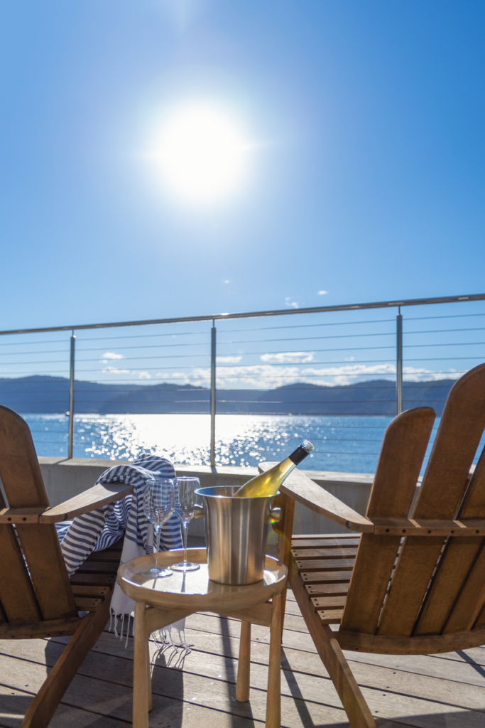 Hűtött ital és poharak egy hajó fedélzetén