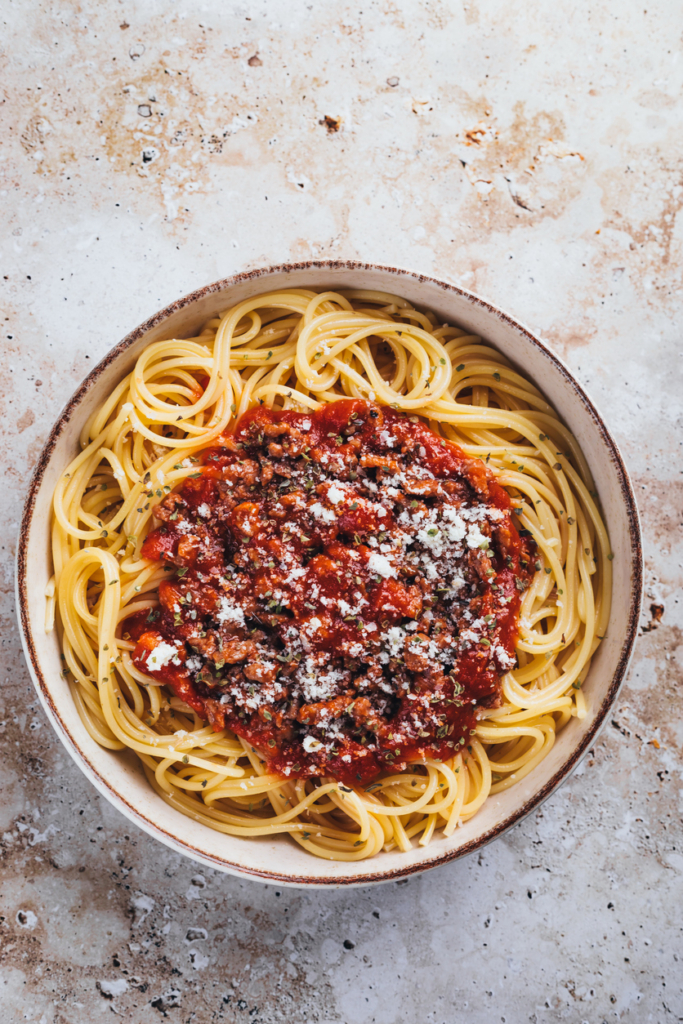 Bolognai spagetti tényérban