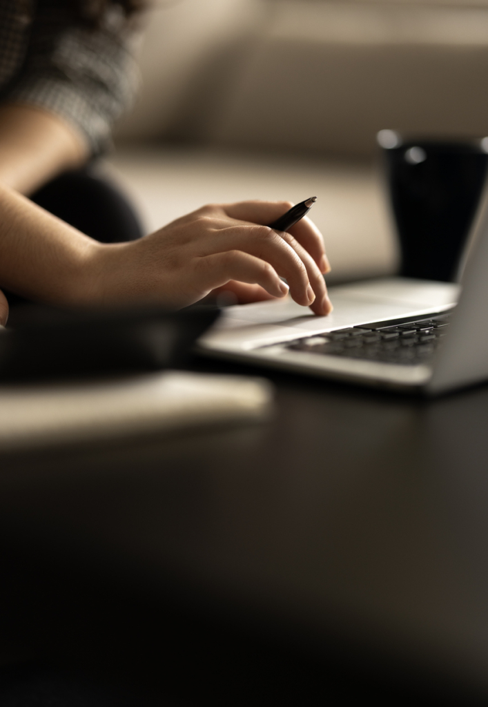 Mano femminile sulla tastiera di un laptop