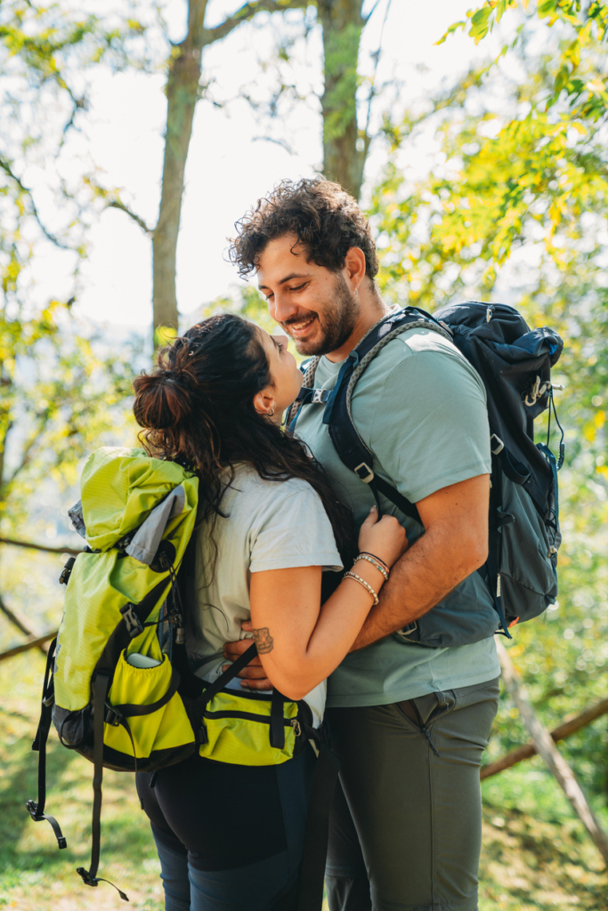 Szerelmespár összeölelkezik az erdőben