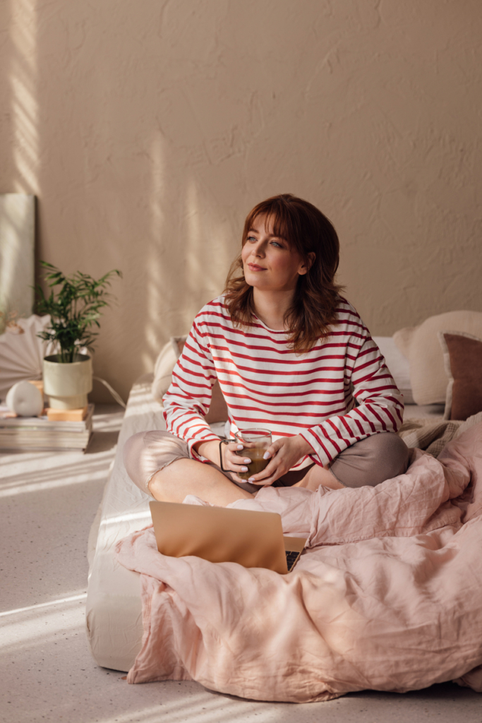 Nő reggel ül az ágyon