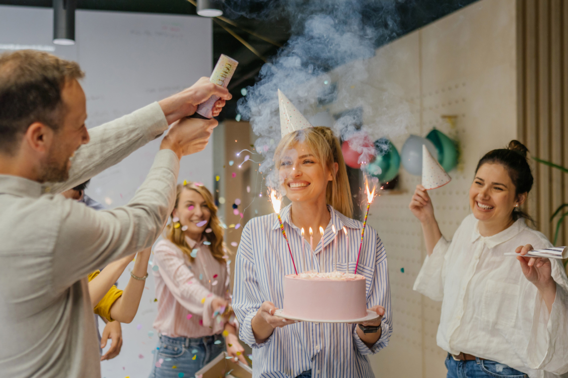Olyan emberekre költök, akikkel maximum köszönőviszonyban vagyok – Mit tegyek, ha nem akarok több pénzt adni a kollégák ajándékaira?
