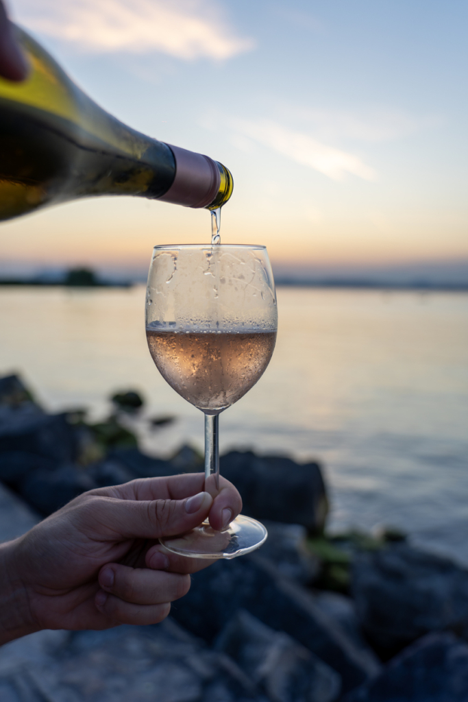 Bor egy pohárban a háttérben a Balatonnal