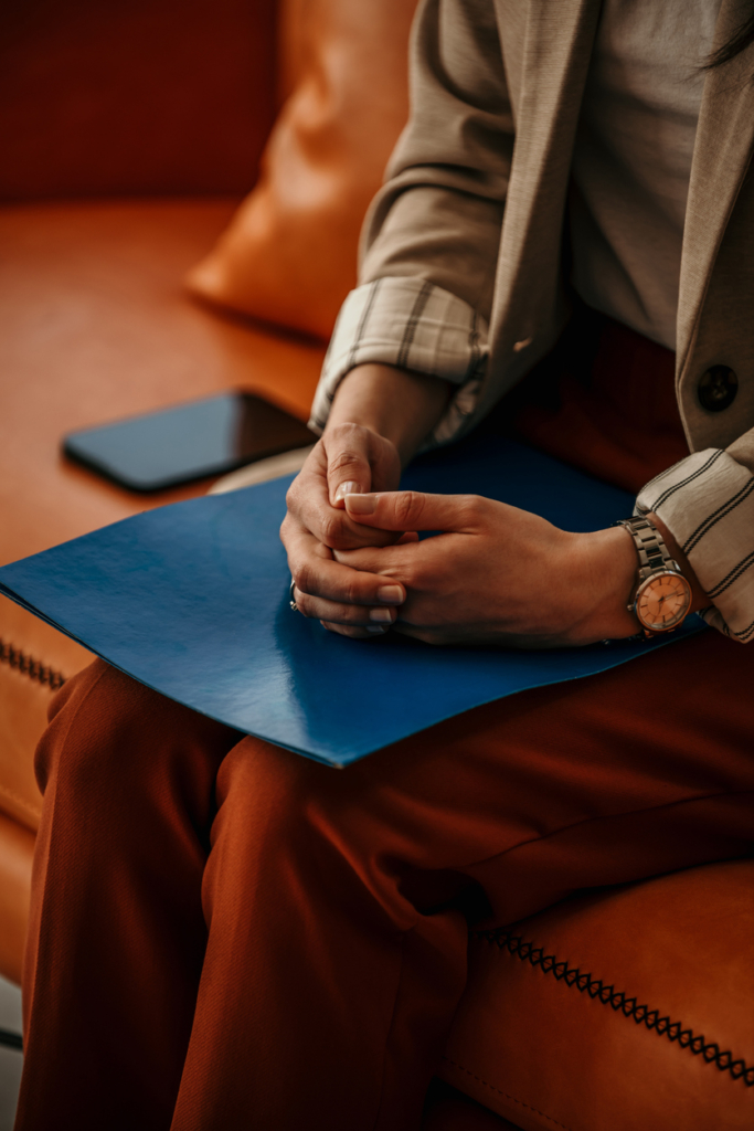 Állásinterjú előtti stressz, nő tördeli az ujjait, közeli kép
