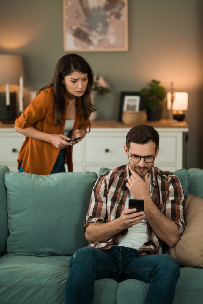 Nő belepillant a férje telefonbeszélgetésébe