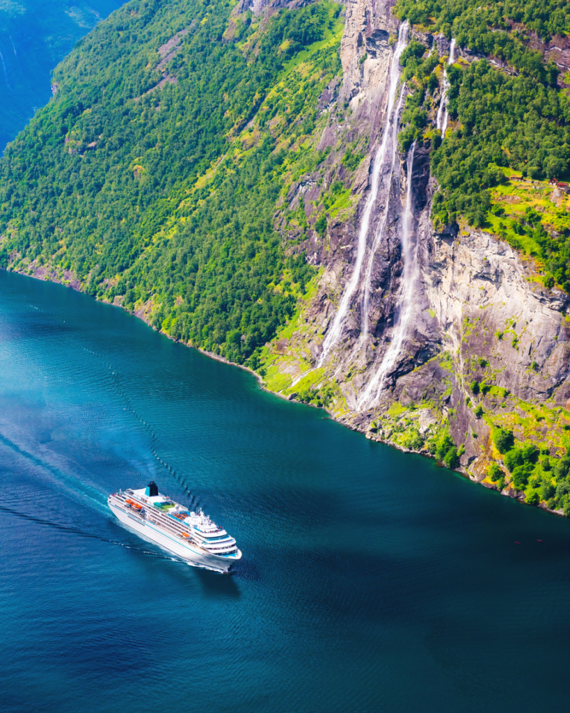 Óceánjáró hajó a vízen a Seven Sisters vízesések mellett