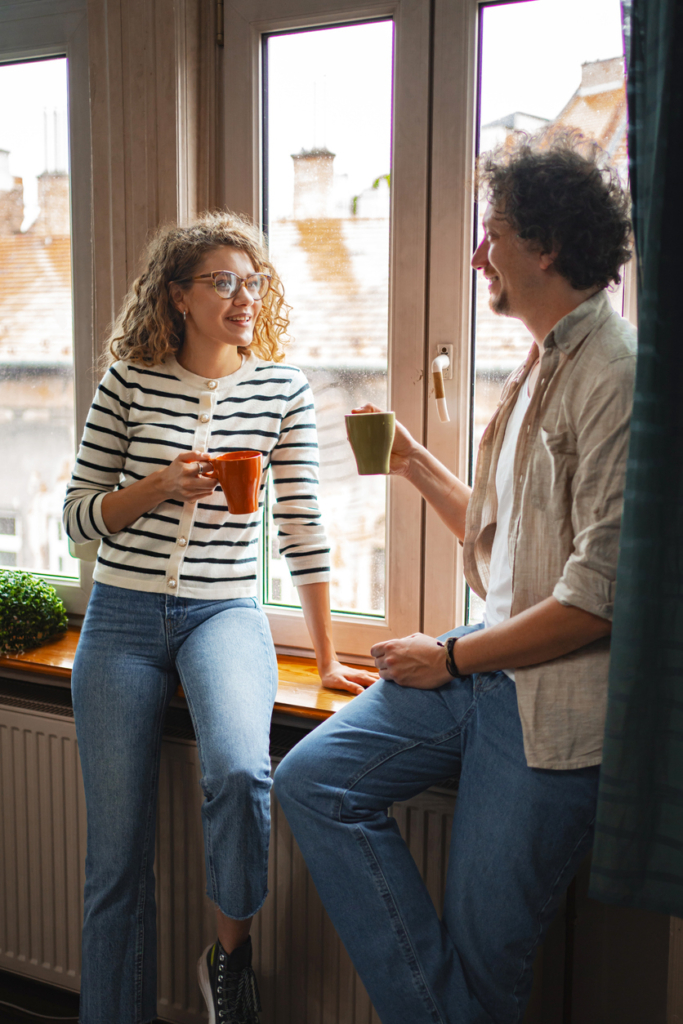 Férfi és nő a kávészünetben beszélgetnek
