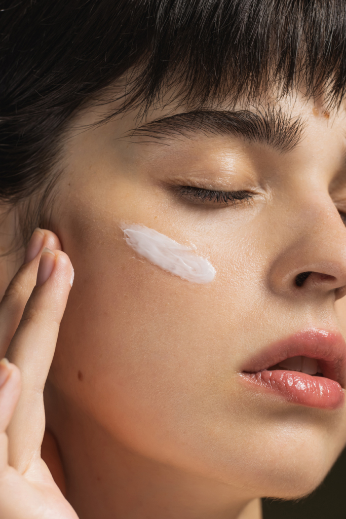 Krém egy nő arcára kenve