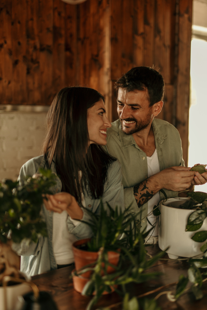 Szerelmespár együtt ülteti át a szobanövényeket