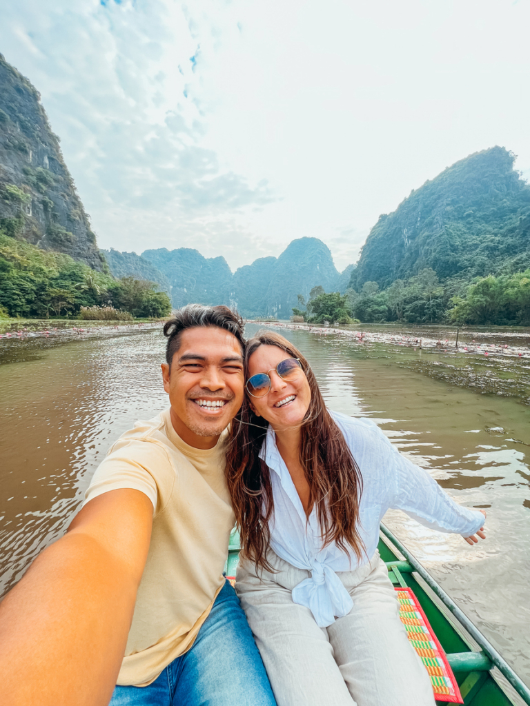 Reiseleiter und Tourist machen Selfie in einem Boot