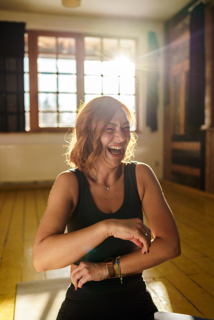 Femme joyeuse prenant une pause pendant son entraînement