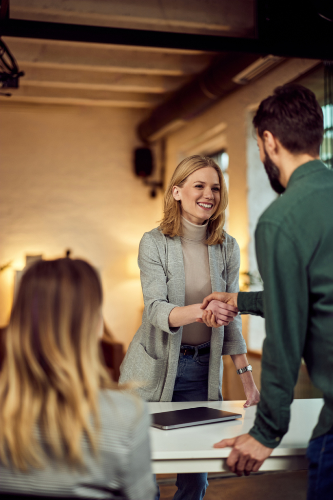 Kollégák üdvözlik az új munkatársat