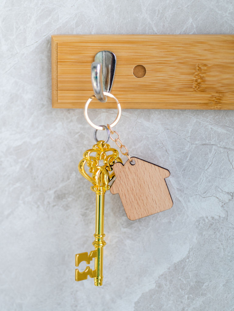 Lakáskulcs egy fali akasztóra téve