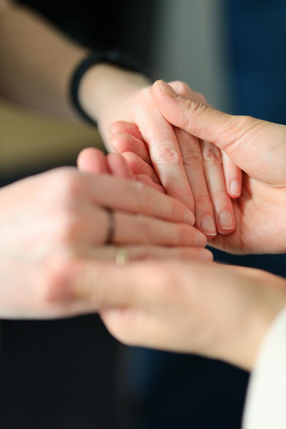 Közeli kép két kézről, ahogy fogják egymást