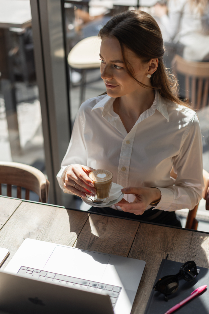 Donna che fa una pausa caffè al lavoro