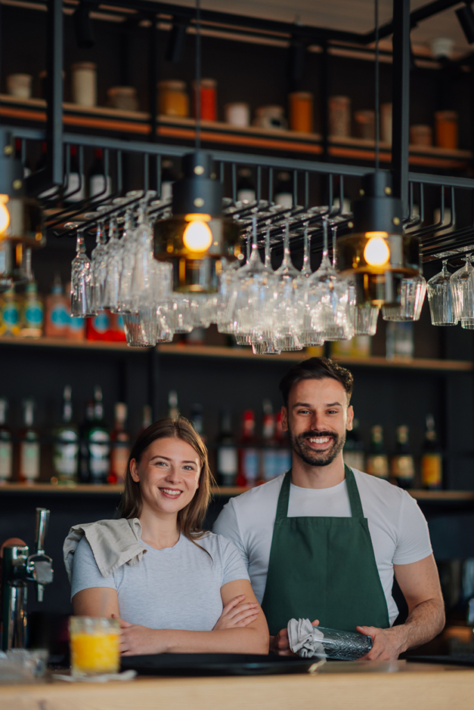 Männlicher und weiblicher Barkeeper