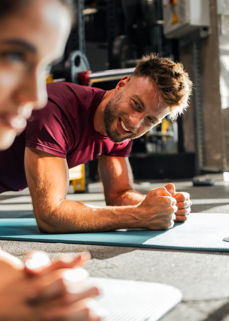 Férfi edzés közben a nőre figyel és mosolyog
