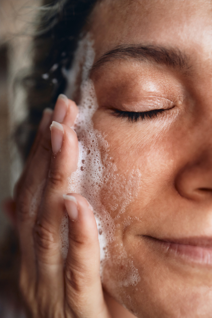 Nő megtisztítja az arcát a napi szennyeződéstől