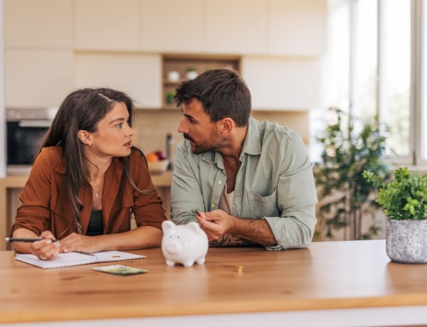 „Egyértelműen én voltam az, aki fenntartja az életszínvonalunkat” – Számít, ki keres többet egy kapcsolatban?