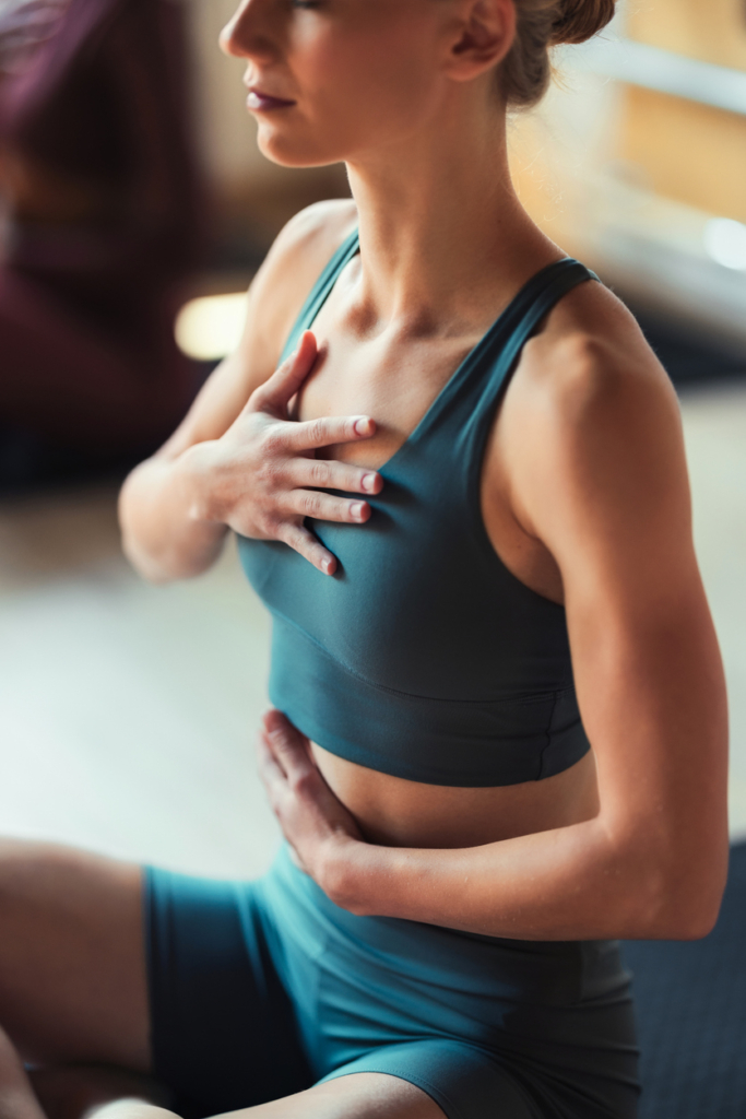 Femme faisant un exercice de respiration